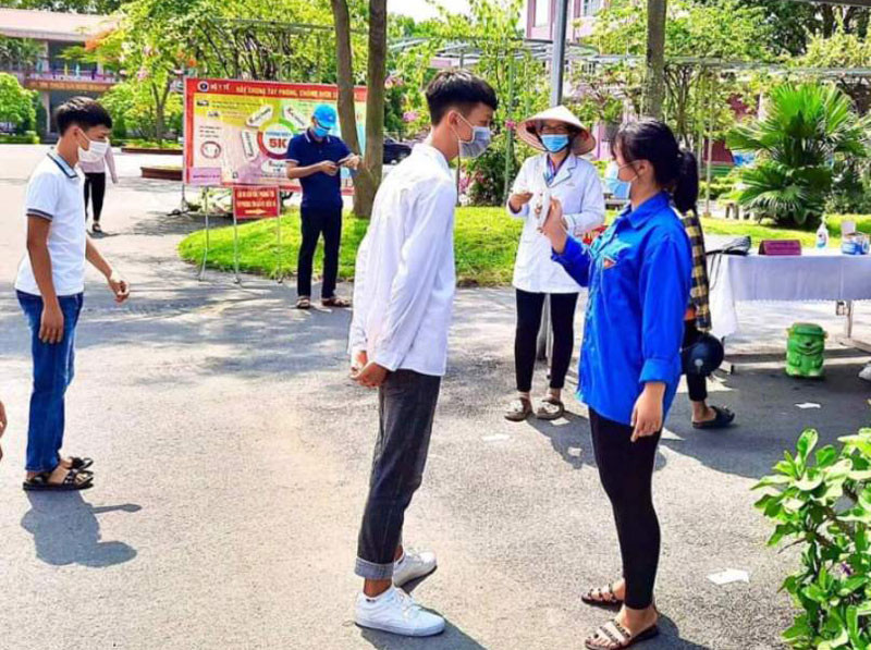 Đoàn viên thanh niên phường Hoàng Quế, thị xã Đông Triều tình nguyện tham gia đo thân nhiệt cho các thí sinh trước khi vào thi. Hơn 13 nghìn thí sinh ở Quảng Ninh bước vào kỳ thi tuyển sinh lớp 10 -0