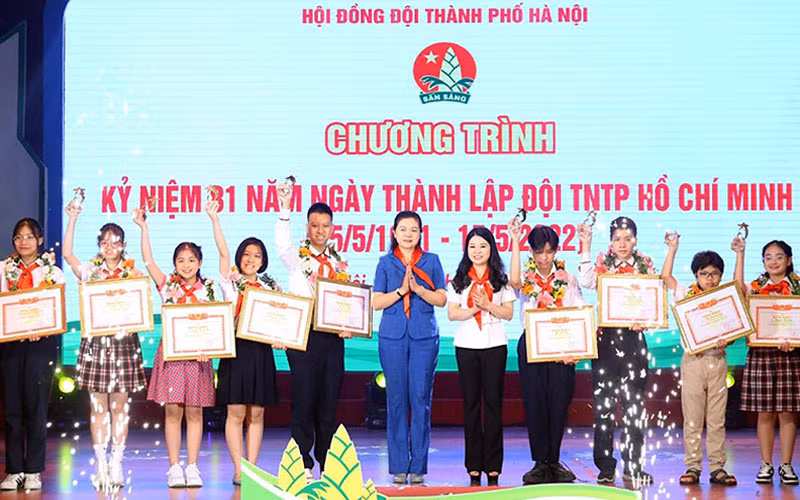 Đại diện lãnh đạo các ngành, đoàn thể trao tặng “Giải thưởng 15 tháng 5” tặng thiếu nhi tiêu biểu của Thủ đô.