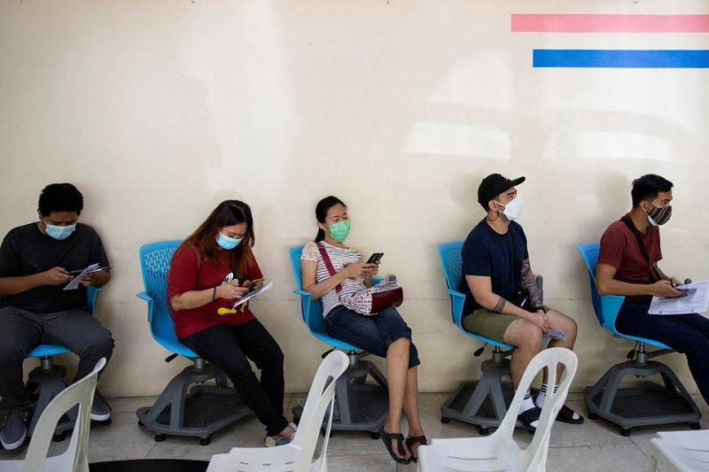 Xếp hàng chờ tiêm vaccine phòng Covid-19 tại thành phố Makati, Metro Manila, Philippines, ngày 5/1/2022. (Ảnh: REUTERS) Số ca mắc Covid-19 mới tăng 76% tại châu Á trong tuần qua -0