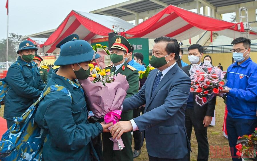 Bí thư Thành ủy Đinh Tiến Dũng thăm hỏi, động viên các tân binh trước giờ lên đường nhập ngũ. (Ảnh: DUY LINH) 4.300 công dân Hà Nội nô nức lên đường nhập ngũ -0