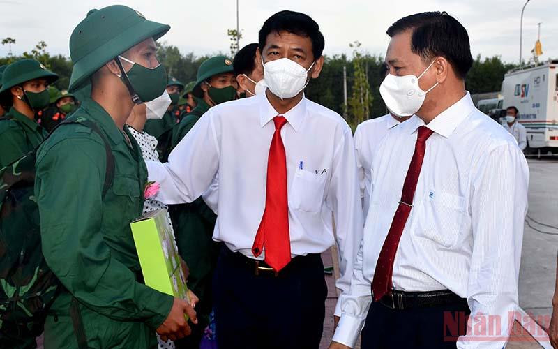 Bí thư Tỉnh ủy Lâm Văn Mẫn và Chủ tịch UBND tỉnh Trần Văn Lâu gặp gỡ, thăm hỏi thanh niên trước khi giao quân về đơn vị tại huyện Mỹ Tú. Sóc Trăng hoàn thành tốt tuyển quân năm 2022 -0