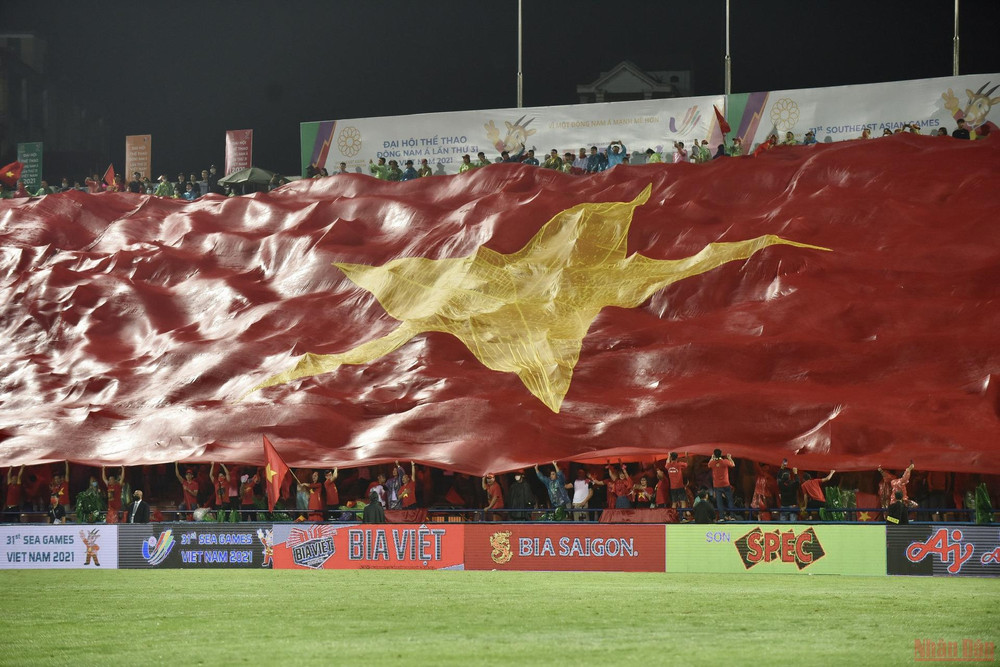 Lá đại kỳ xuất hiện trên khán đài sân Việt Trì. (Ảnh: TRẦN HẢI) U23 Việt Nam 2-0 U23 Timor-Leste (Hiệp 2): Hồ Thanh Minh nhân đôi cách biệt -0