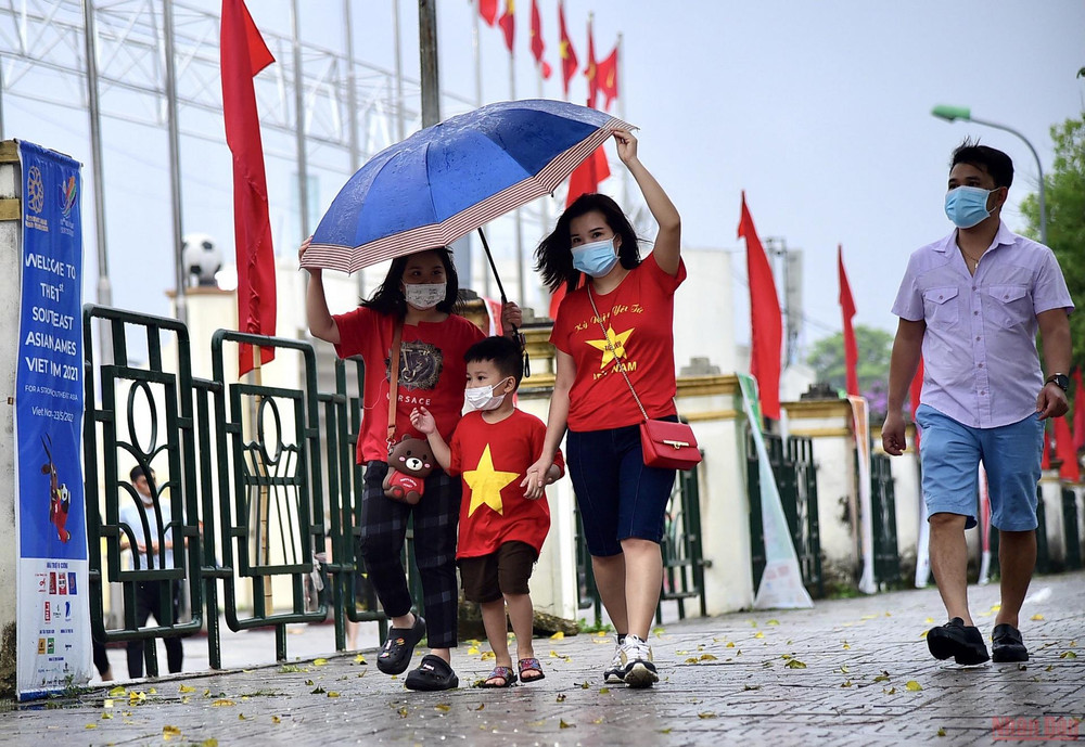 Người dân đội mưa đến cổ vũ thầy trò huấn luyện viên Park Hang-seo. (Ảnh: TRẦN HẢI) U23 Việt Nam 2-0 U23 Timor-Leste (Hiệp 2): Hồ Thanh Minh nhân đôi cách biệt -0