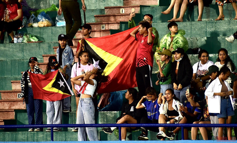 Cổ động viên Timor-Leste trên sân Việt Trì. (Ảnh: TRẦN HẢI) U23 Việt Nam vào bán kết với ngôi đầu bảng A -0