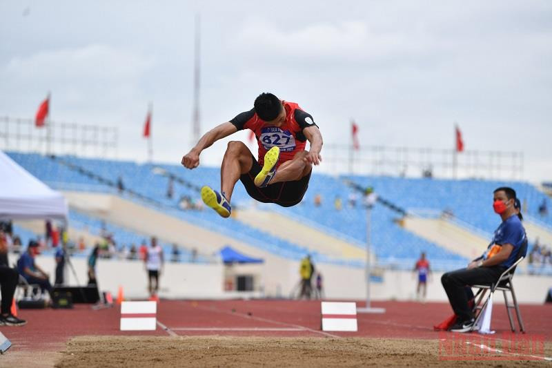 Cú nhảy 7m80 đem về tấm Huy chương Vàng cho Nguyễn Tiến Trọng. (Ảnh: THÀNH ĐẠT) SEA Games 31 ngày 15/5: Điền kinh “bội thu”, đoàn Việt Nam vượt mốc 60 Huy chương Vàng -0