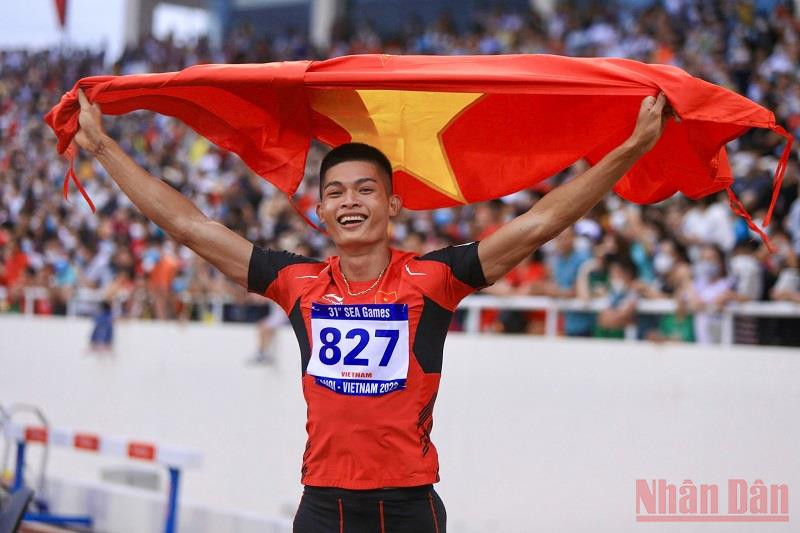 Nguyễn Tiến Trọng ăn mừng tấm Huy chương Vàng nhảy xa. (Ảnh: THÀNH ĐẠT) SEA Games 31 ngày 15/5: Điền kinh “bội thu”, đoàn Việt Nam vượt mốc 60 Huy chương Vàng -0