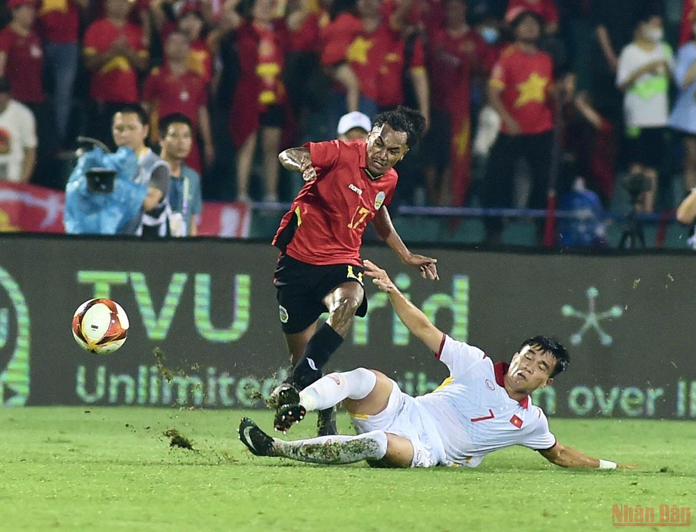 Dù lép vế nhưng U23 Timor-Leste vẫn tung ra một số đường tấn công khá nguy hiểm khi các cầu thủ áo trắng tỏ ra mất cảnh giác. (Ảnh: TRẦN HẢI) U23 Việt Nam vào bán kết với ngôi đầu bảng A -0