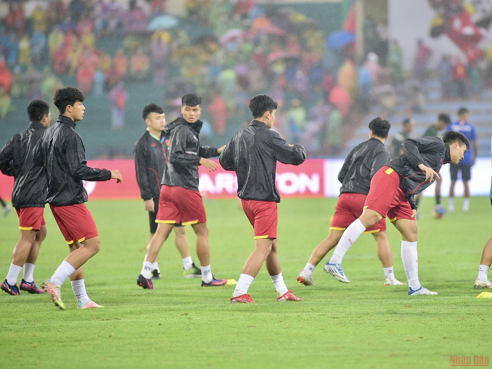 Các cầu thủ U23 khởi động trước khi xung trận. (Ảnh: TRẦN HẢI) U23 Việt Nam vào bán kết với ngôi đầu bảng A -0