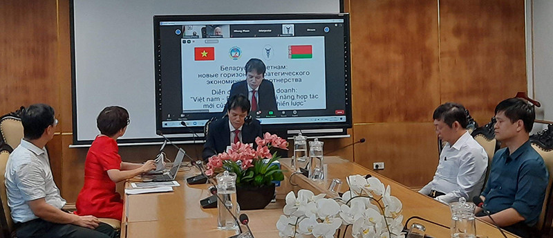 PGS, TS Phạm Hồng Chương, Hiệu trưởng Trường đại học Kinh tế quốc dân và các đại biểu tại đầu cầu Hà Nội. Việt Nam và Belarus tăng cường xúc tiến kinh doanh bất chấp đại dịch Covid-19 -0