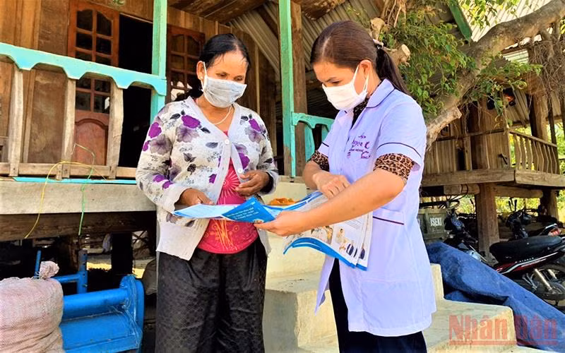 Cán bộ y tế Trạm Y tế xã Yang Tao, huyện Lắk, tỉnh Đắk Lắk hướng dẫn bà con dân tộc thiểu số ở địa phương cách phòng, chống dịch Covid-19.