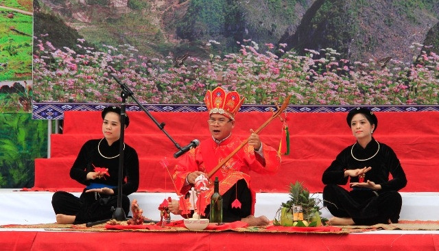 Tiết mục then “mời trầu, cau thổ công” do các nghệ nhân hát then, đàn tính Hà Giang biểu diễn tại Liên hoan năm 2018. (Ảnh: KHÁNH TOÀN)