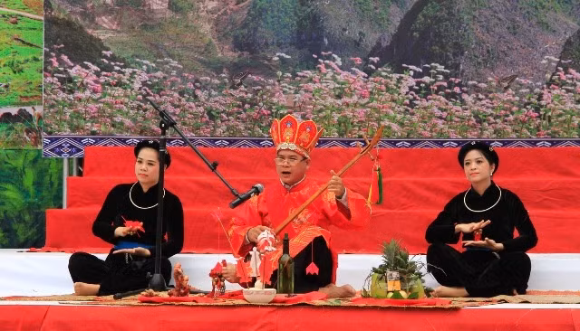 Tiết mục then “mời trầu, cau thổ công” do các nghệ nhân hát then, đàn tính Hà Giang biểu diễn tại Liên hoan năm 2018. (Ảnh: KHÁNH TOÀN)