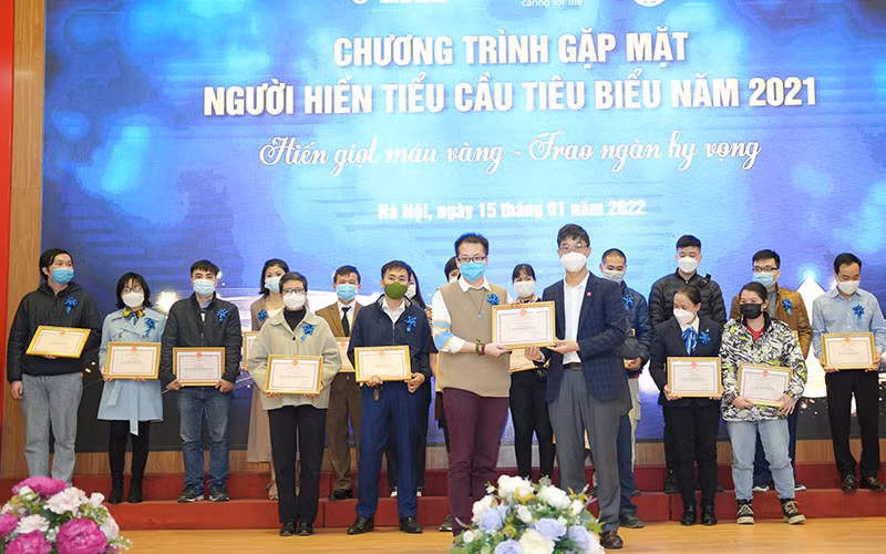 TS, BS Trần Ngọc Quế, Phó Giám đốc phụ trách Trung tâm máu Quốc gia tặng bằng khen cho những người hiến tiểu cầu tiêu biểu. 