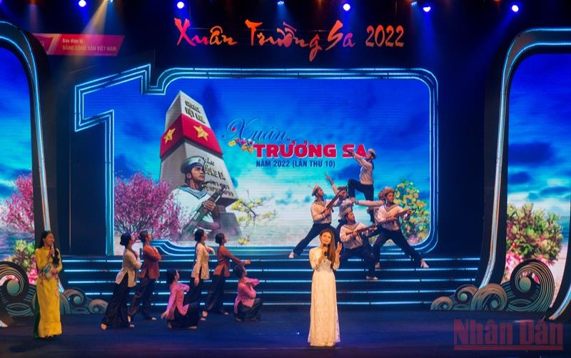 Tiết mục biểu diễn tại Chương trình “Xuân Trường Sa” năm 2022. (Ảnh: TRUNG HƯNG) Chương trình “Xuân Trường Sa” tri ân những người lính canh giữ biển đảo quê hương -0