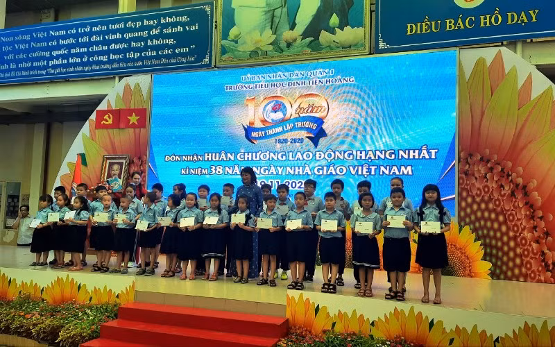 Trường tiểu học Đinh Tiên Hoàng đón nhận Huân chương Lao động hạng nhất -0