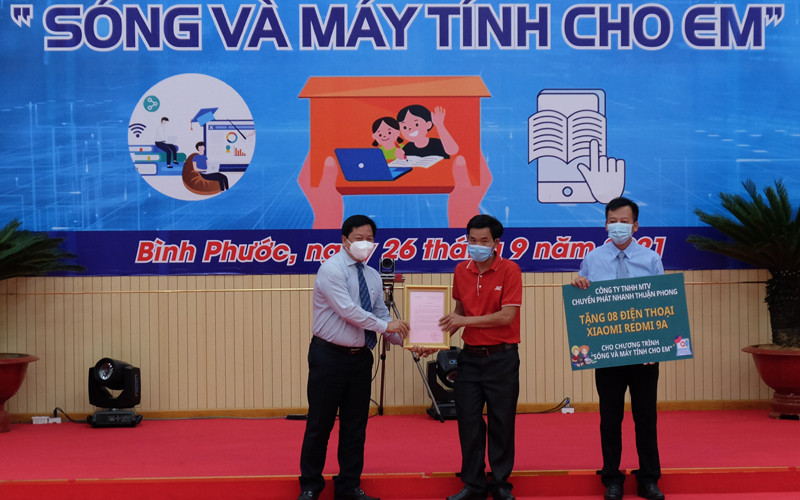 Lãnh đạo tỉnh Bình Phước tiếp nhận nguồn ủng hộ chương trình “Sóng và máy tính cho em”.