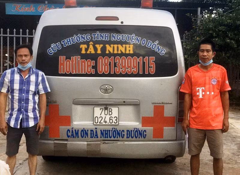 Lái xe Trần Hùng Thanh (bên phải ảnh) cùng phương tiện bị tạm giữ.