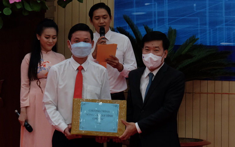 Lãnh đạo tỉnh Bình Phước trao quà hỗ trợ chương trình. Bình Phước hỗ trợ gần 30 tỷ đồng cho chương trình “Sóng và máy tính cho em” -0