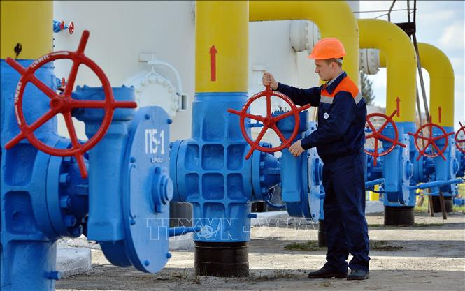 Công nhân vận hành hệ thống đường ống dẫn khí đốt tại thị trấn Boyarka, vùng Kiev, Ukraine. (Ảnh tư liệu: AFP/TTXVN)