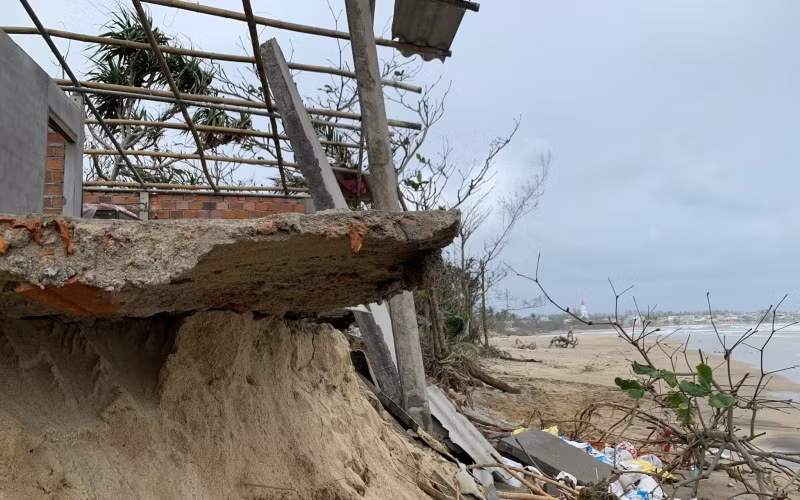 Khu vực bờ biển xã Bình Hải, huyện Bình Sơn (Quảng Ngãi) bị sạt lở ngày càng nghiêm trọng. 