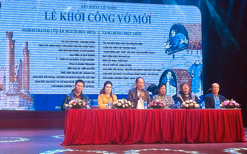Ê-kíp dựng vở của Sân khấu kịch Lệ Ngọc chia sẻ thông tin về 2 vở diễn.