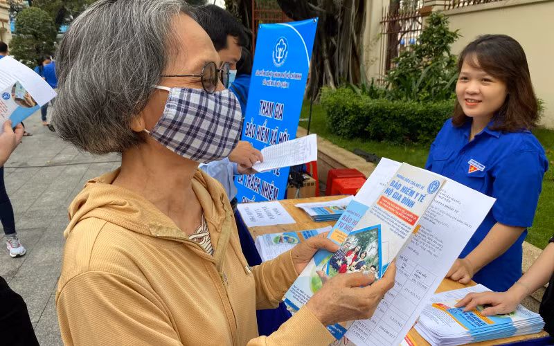 Nhân viên BHXH quận 1, TPHCM tư vấn về các chính sách BHXH cho người dân, người lao động