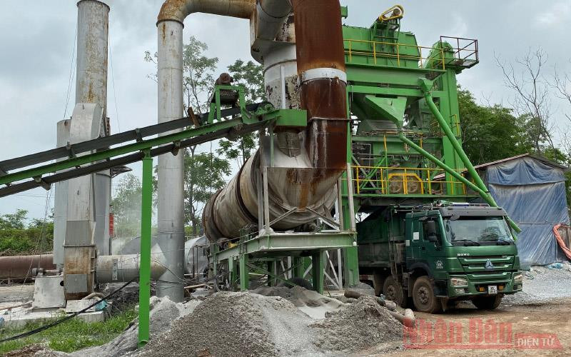 Xe cơi nới thành thùng vào chở bê-tông nhựa tại trạm trộn ngày 13-4-2021. Trạm trộn bê tông nhựa không phép, gây ô nhiễm môi trường -0