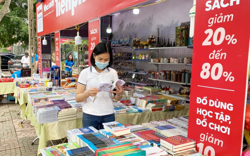 Một gian trưng bày và bán sách tại Ngày sách và Văn hóa đọc Việt Nam 2021 tỉnh Bắc Giang.