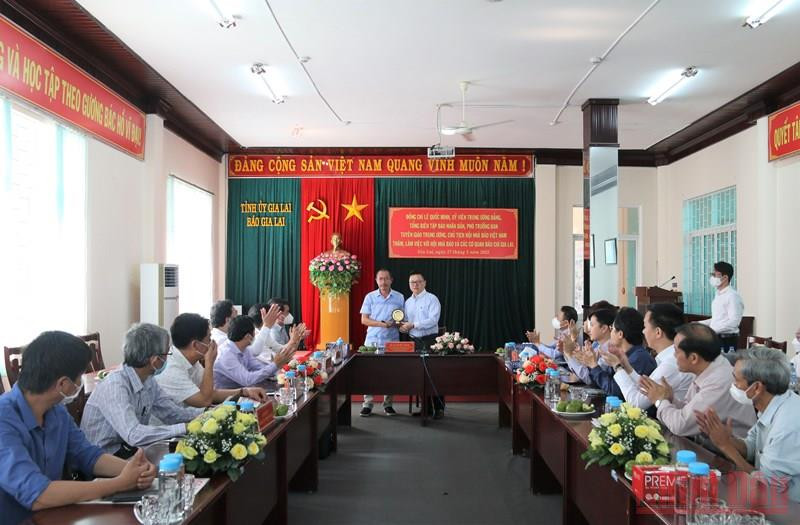 Đồng chí Lê Quốc Minh trao quà lưu niệm tặng Hội Nhà báo tỉnh Gia Lai. Đoàn công tác Báo Nhân Dân làm việc tại tỉnh Gia Lai -0