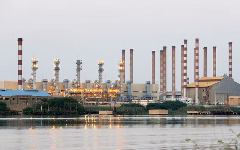 Nhà máy lọc dầu Abadan của Iran. (Ảnh REUTERS)