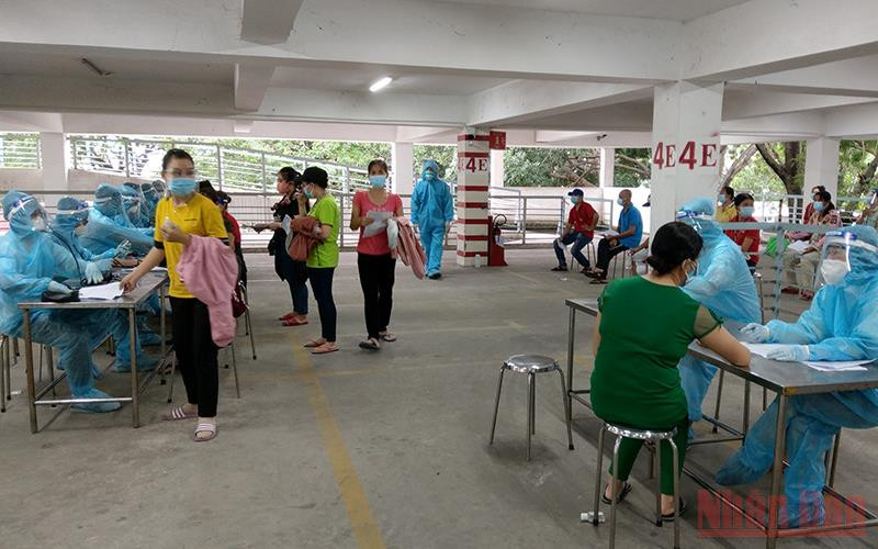 Thường trực Tỉnh ủy Bình Dương đã đồng ý chủ trương tiêm vaccine cho toàn dân trên địa bàn tỉnh (kể cả các trường hợp không có tạm trú và giấy tờ tùy thân). Bình Dương tiếp tục khóa chặt “vùng đỏ”, nới lỏng giãn cách theo lộ trình “vùng xanh” -0