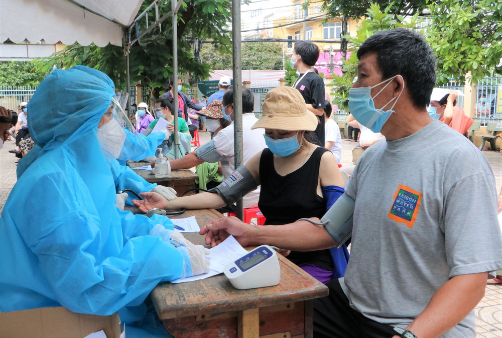 Khám sàng lọc cho người dân trước khi tiêm vaccine tại TP Biên Hòa, tỉnh Đồng Nai. (ảnh Thiên Vương). Sớm bao phủ vaccine tạo miễn dịch cộng đồng -0