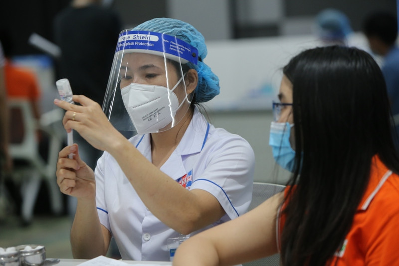 Tiêm vaccine cho công nhân khu Công nghệ cao TP Hồ Chí Minh. (Ảnh Hoàng Triều). Sớm bao phủ vaccine tạo miễn dịch cộng đồng -0
