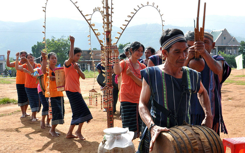 Giữ nhịp trống cái như giữ sự hài hòa của đời sống buôn làng. Ảnh: HÀ HỮU NẾT Kể chuyện già làng Tây Nguyên -0