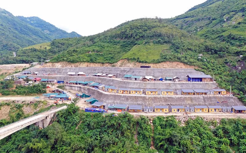 Thấp thỏm dưới chân đồi -0