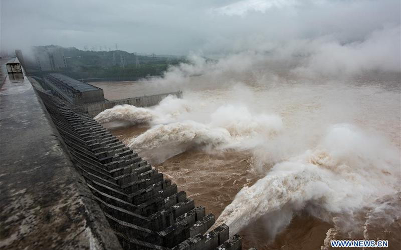 Đập Tam Hiêp xả lũ ngày 18-7-2020. (Ảnh: Xinhua)