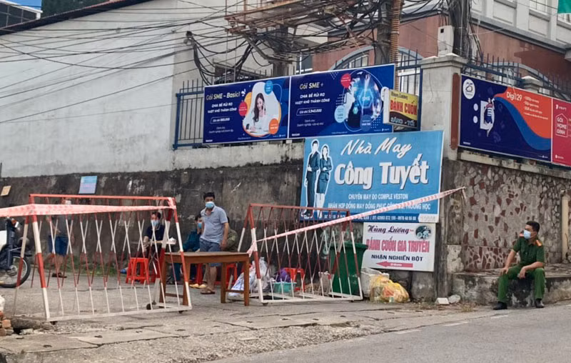 Lực lượng chức năng thành phố Bắc Kạn tiến thành thiết lập vùng cách ly y tế khu vực gần đường Võ Nguyên Giáp. 