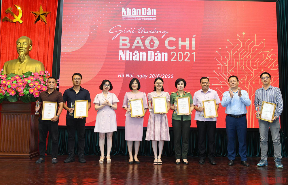 Trao Giải B Báo Nhân Dân cho các tác giả đoạt giải. Hình ảnh Lễ Kỷ niệm 97 năm Ngày Báo chí Cách mạng Việt Nam -0