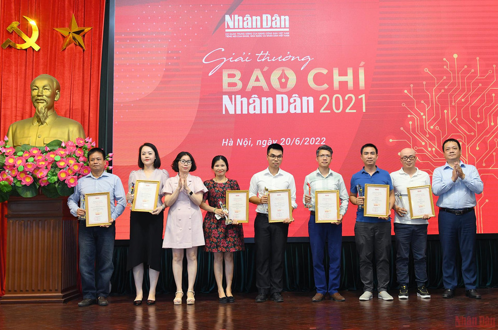 Trao Giải B Báo Nhân Dân cho các tác giả đoạt giải. Hình ảnh Lễ Kỷ niệm 97 năm Ngày Báo chí Cách mạng Việt Nam -0