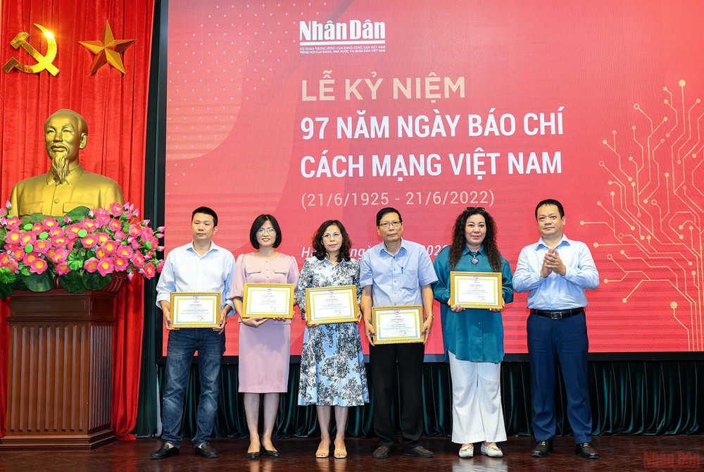 Đồng chí Phạm Song Hà, Ủy viên Ban Biên tập, Phó Chủ tịch Liên Chi hội Báo Nhân Dân trao Giấy khen của Hội Nhà báo Việt Nam cho các hội viên. Hình ảnh Lễ Kỷ niệm 97 năm Ngày Báo chí Cách mạng Việt Nam -0