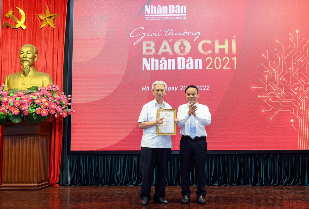 Đồng chí Đinh Như Hoan, Phó Tổng Biên tập Báo Nhân Dân, Chủ tịch Liên Chi hội Nhà báo Báo Nhân Dân trao Giải A Báo Nhân Dân cho tác giả Nguyễn Sĩ Dũng. Hình ảnh Lễ Kỷ niệm 97 năm Ngày Báo chí Cách mạng Việt Nam -0