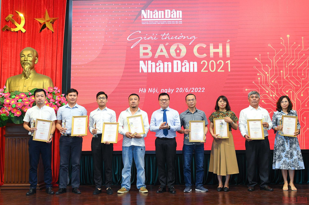 Đồng chí Lê Quốc Minh, Ủy viên Trung ương Đảng, Tổng Biên tập Báo Nhân Dân trao Giải A Báo Nhân Dân cho đại diện các tác giả, nhóm tác giả có tác phẩm lọt vào chung khảo Giải Báo chí quốc gia 2021. Hình ảnh Lễ Kỷ niệm 97 năm Ngày Báo chí Cách mạng Việt Nam -0