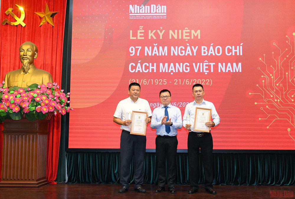 Đồng chí Lê Quốc Minh, Ủy viên Trung ương Đảng, Tổng Biên tập Báo Nhân Dân trao Giải thưởng “Gương mặt của năm - 2021” của Ban Chấp hành Công đoàn viên chức Việt Nam cho cán bộ, đoàn viên Công đoàn Báo Nhân Dân. Hình ảnh Lễ Kỷ niệm 97 năm Ngày Báo chí Cách mạng Việt Nam -0