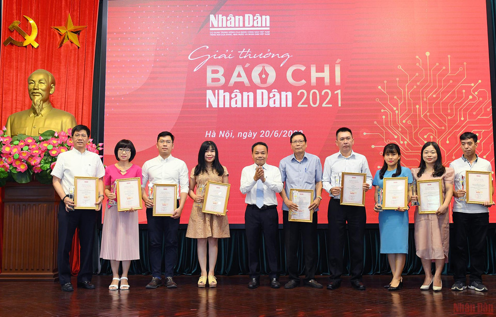 Đồng chí Đinh Như Hoan, Phó Tổng Biên tập Báo Nhân Dân, Chủ tịch Liên Chi hội Nhà báo Báo Nhân Dân trao Giải A Báo Nhân Dân cho các tác giả đoạt giải. Hình ảnh Lễ Kỷ niệm 97 năm Ngày Báo chí Cách mạng Việt Nam -0