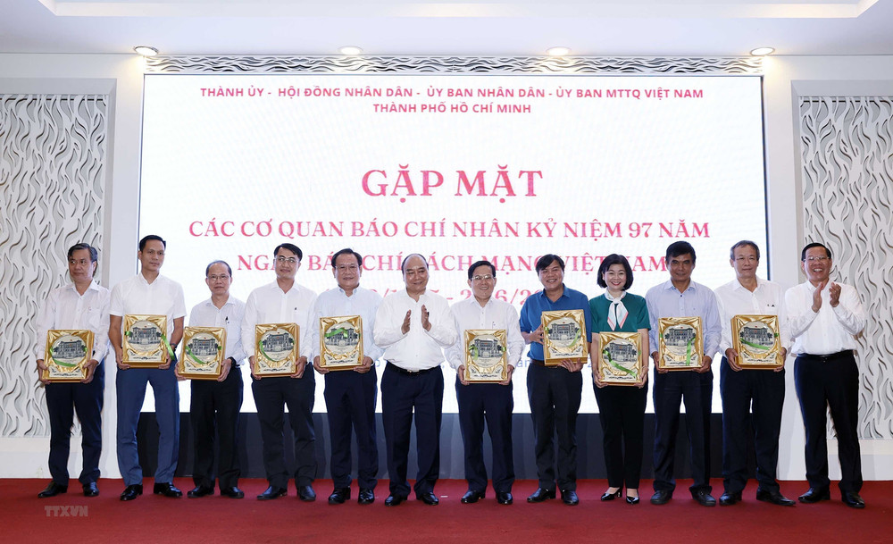 Chủ tịch nước Nguyễn Xuân Phúc tặng quà lưu niệm cho các Tổng Biên tập, Trưởng các cơ quan báo chí, nhà báo tiêu biểu trên địa bàn Thành phố Hồ Chí Minh. (Ảnh: TTXVN) Tích cực quảng bá hình ảnh con người và Thành phố Hồ Chí Minh năng động, đổi mới và phát triển -0