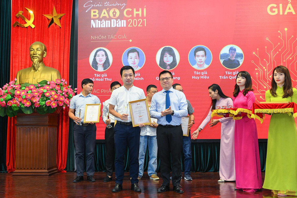 Đồng chí Lê Quốc Minh, Ủy viên Trung ương Đảng, Tổng Biên tập Báo Nhân Dân trao Giải A Báo Nhân Dân cho đại diện các tác giả, nhóm tác giả có tác phẩm lọt vào chung khảo Giải Báo chí quốc gia 2021. Hình ảnh Lễ Kỷ niệm 97 năm Ngày Báo chí Cách mạng Việt Nam -0