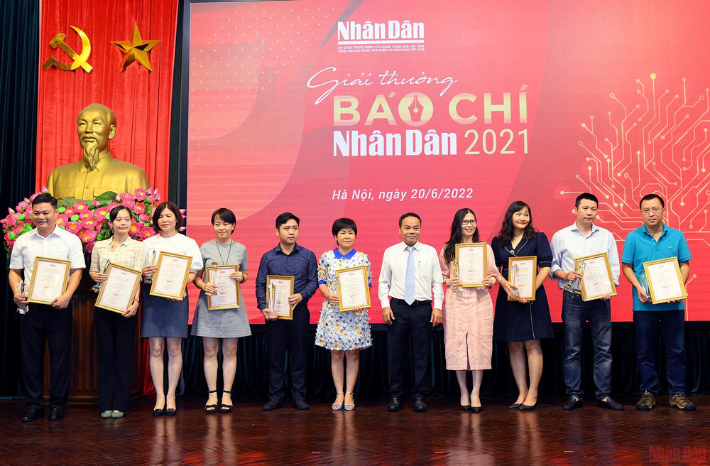 Đồng chí Đinh Như Hoan, Phó Tổng Biên tập Báo Nhân Dân, Chủ tịch Liên Chi hội Nhà báo Báo Nhân Dân trao Giải A Báo Nhân Dân cho các tác giả đoạt giải. Hình ảnh Lễ Kỷ niệm 97 năm Ngày Báo chí Cách mạng Việt Nam -0