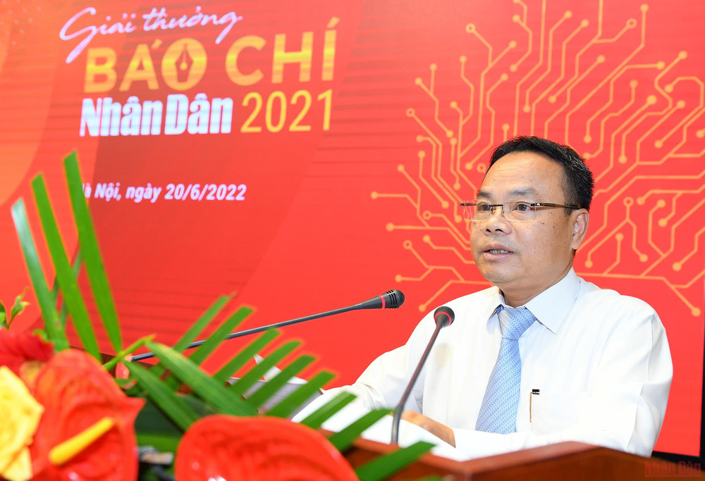 Đồng chí Đinh Như Hoan, Phó Tổng Biên tập Báo Nhân Dân, Chủ tịch Liên Chi hội Nhà báo Báo Nhân Dân phát biểu tại Lễ trao Giải Báo chí Nhân Dân 2021. Hình ảnh Lễ Kỷ niệm 97 năm Ngày Báo chí Cách mạng Việt Nam -0