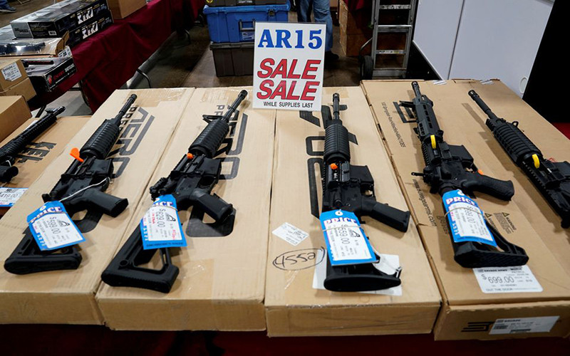Súng AR-15 được bày bán tại triển lãm súng Guntoberfest ở bang Pennsylvania, Mỹ, tháng 10/2017. (Ảnh: Reuters)