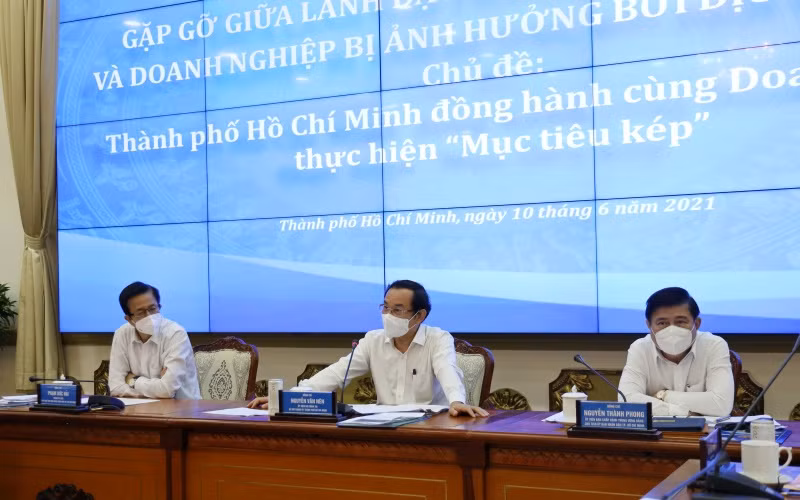 Lãnh đạo thành phố Hồ Chí Minh chủ trì hội nghị.